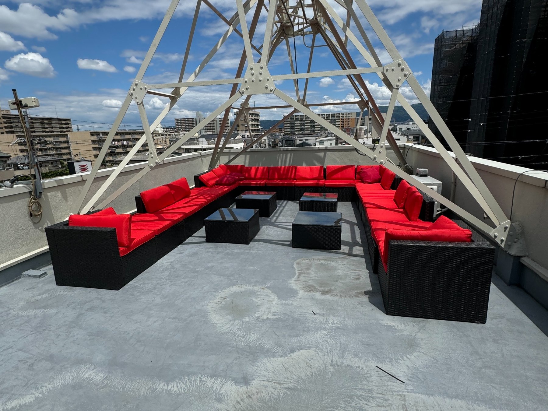 Sound Bar BotiBoti 屋上の赤いソファー席